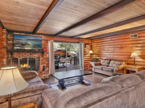 2075 - Cuddle Bear's Cabin 3 Bedroom Home by Redawning