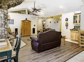 Log Heaven - Three Bedroom Cabin with Hot Tub