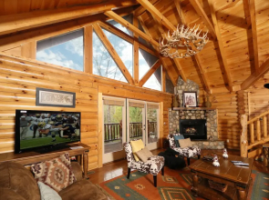 Black Bear Hideaway - Five Bedroom Cabin
