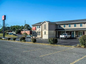 Econo Lodge Inn & Suites Airport