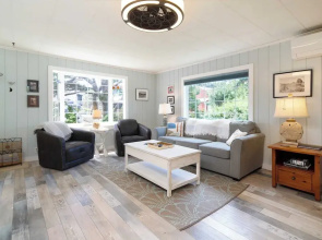Beach Pines Bungalow by Avantstay Classic Cottage Steps to the Beach w/ Private Yard