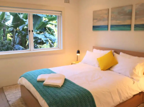 Balmoral Retreat a Garden Haven, 2 Min to Beach