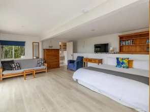Tapuaetahi Beachfront Studio - Downstairs Self-Contained Holiday Unit