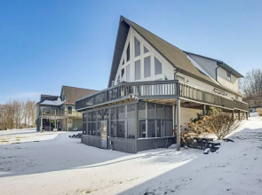 Apple Valley Home, Shared Golf Course On-site