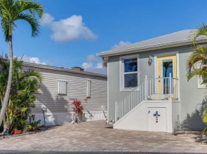 South Hutchinson Island Cottage w/ Beach Access!