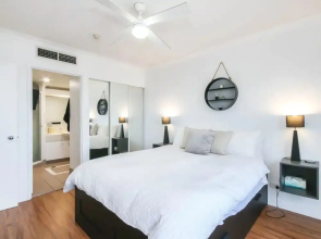 Modern 2 Bedroom River View Apartment in Docklands