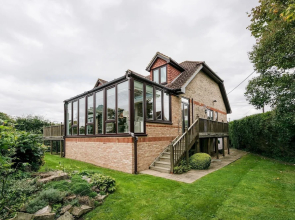 Luxury Riverside Home, Near Windsor Castle. Legoland & London Within 20 Minutes