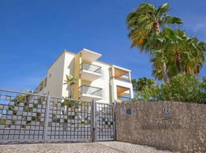 AT07 Superb 3-bedroom ground floor Apartment with Communal Pool in the heart of Alvor