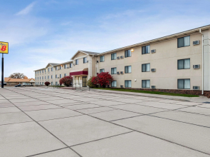 Super 8 by Wyndham Lincoln North