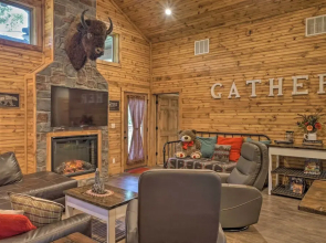 Branson West Cabin w/ Pool Access & Golfing