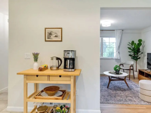Walk to Shops & Dining: Glen Cove Apt w/ Yard!