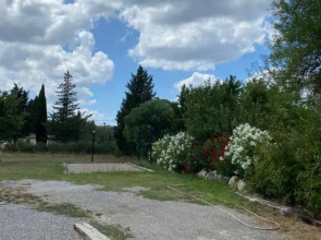 Maison de plain pied avec terrain de pétanque