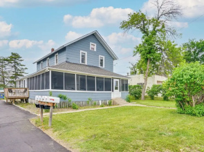 Snowmobile Trail On-site: Lakefront Mound Apt!