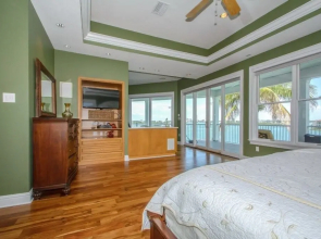 Beachcomber's Luxury - 5 Br home by RedAwning