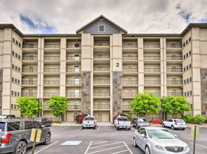 Downtown Pigeon Forge Condo w/ Pool Access!