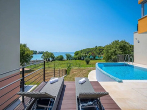 Villa Cedar - Fully Equipped Villa With 4 big Rooms for 8 Guests and a Seaview