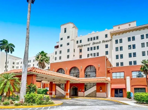 HB 414 - Beach Front suite at Hollywood Beach Resort - direct beach access Swimming Pool