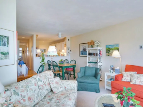Breezy Oak Bluffs Condo - Steps to Inkwell Beach!