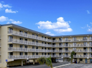 Coastal Palms Inn & Suites