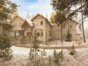 River Rock by Avantstay 8 Bedroom Ski Estate w/ Hot Tub & Movie Theatre 10 Min Walk to Mtn