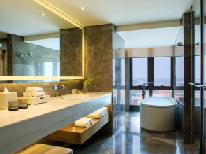 Отель Renaissance Beijing Wangfujing Hotel