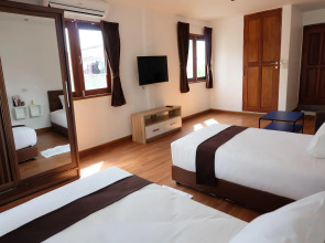 5ive Beach House Hotel