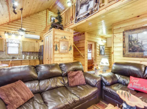 Backyard & Porch: Rural Cosby Log Cabin!