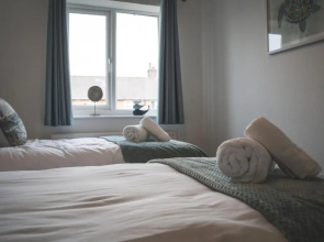 Stunning 3-Bed house in Chester by 53 Degrees Property, ideal for Contractors & Families, FREE Parking - Sleeps 7