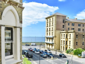 2 Bedroom Flat Next To Hove Seafront