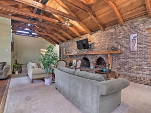 Grand Valrico Home w/ Deck, Fire Pit & Yard!