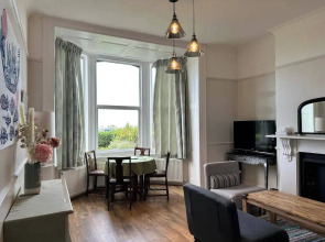 Stunning 1-bed Flat W/seaview, Garden Pet Friendly