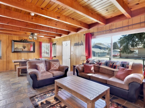 2114-the Cabin 3 Bedroom Home by Redawning