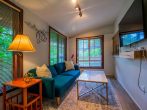 2 BDR Cottage Studio 15 Min to Town Free Tix