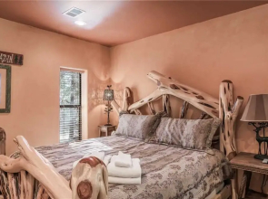 Bear Foot Lodge - Two Bedroom Cabin with Hot Tub