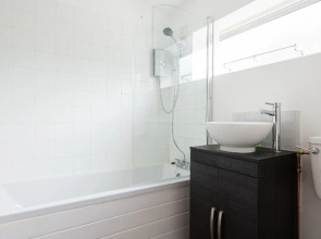 The Jericho Terrace House - 2BD + Parking