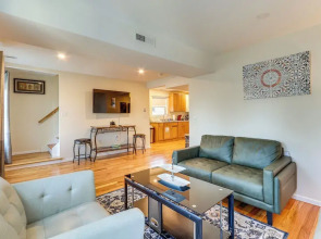 6 Mi to Dtwn New Haven: Duplex w/ Shared Yard