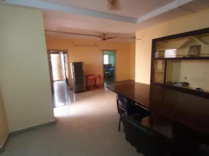 2 bedroom AC condo with free parking