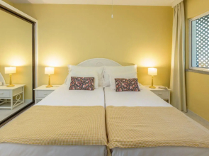 Cosy apartment with sea view and pool