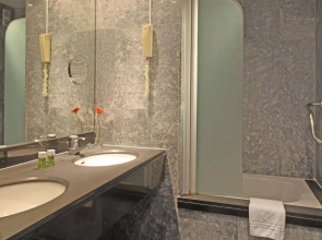 Chic & Basic Velvet Hotel