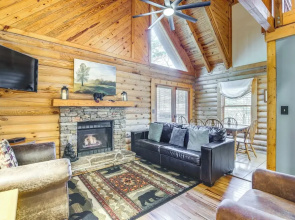Cozy Family Cabin w/ Hot Tub ~ 4 Mi to Dollywood!