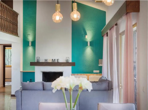 Villa Mimosa sleeps 8 with Guest house.