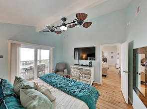 Coastal Winds: Beachfront Beauty - Steps To Sand 3 Bedroom Home