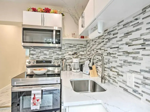 1 Block to Deerfield Beach: Studio w/ Fire Pit!