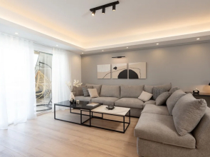 Luxury Apartment near Floisvos Marina