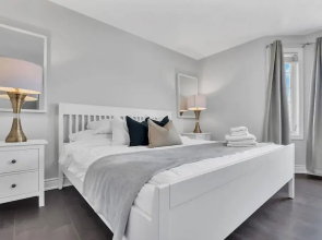 High-ceiling Home Relaxing Patio in Waterloo