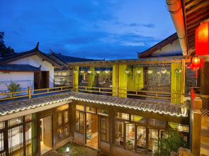 Lijiang Hua Qian Yue Xia Inn