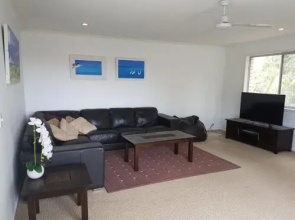 15 Larapinta Court Family Home With Swimming Pool In A Quiet Street And Central Location Close To Cbd