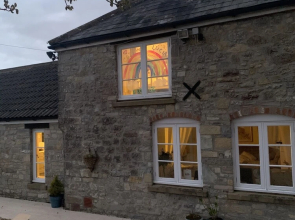 Stylish 5-bed Coach House in Badgworth
