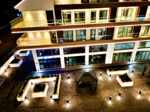 Elegant 2Bed Gem-5star Service-Pools-Gym