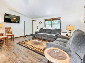 Gateway to Mt Rainier: Riverfront Haven w/ Hot Tub
